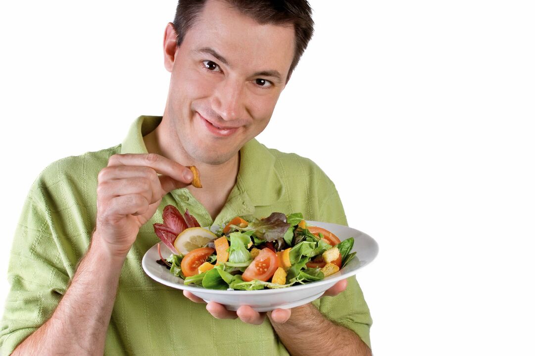 man eet groentesalade voor potentie