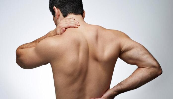 Een hernia tussen de wervels manifesteert zich als rugpijn en draagt ​​bij aan de verslechtering van de potentie