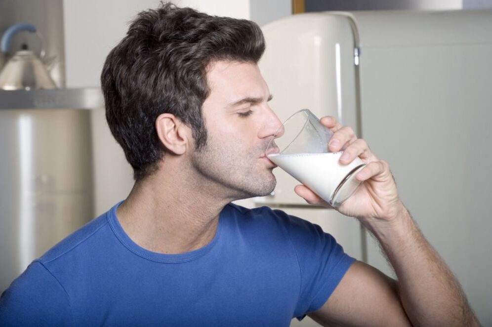 Een man drinkt melk
